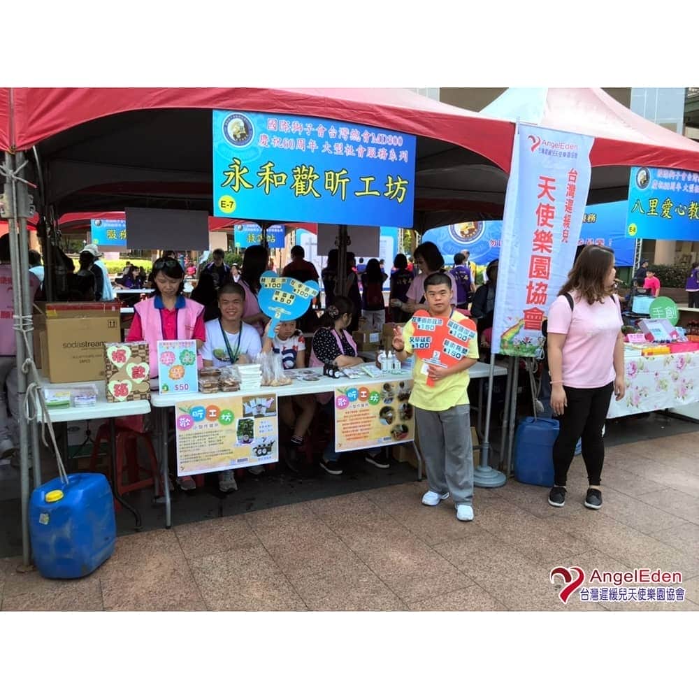 02學員在攤位努力宣傳商品.jpg 02學員在攤位努力宣傳商品.jpg