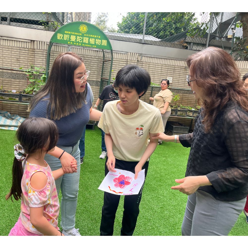 愛與希望的遠行—感謝曾女士一家來自紐約的溫暖陪伴 感謝Debbie Tseng 女士與家人,遠從紐約來台參訪天使樂園協會,與學員們溫暖互動!