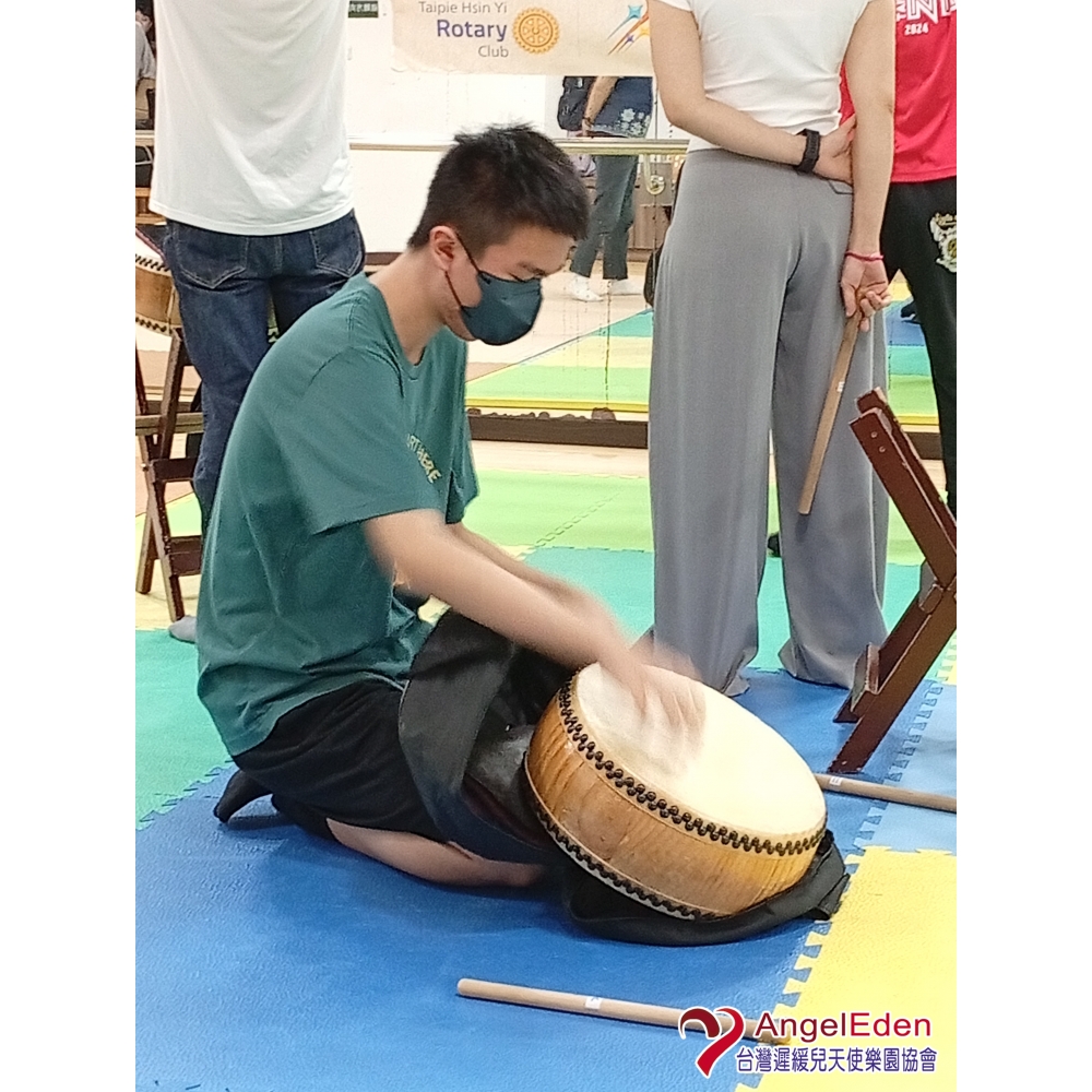 114年-常態性增能活動-天使太鼓團 在團體中打鼓需要觀察他人、等待輪流、彼此協調節奏,課程結束後的收拾整理,都有助建立基本的社交互動技巧。