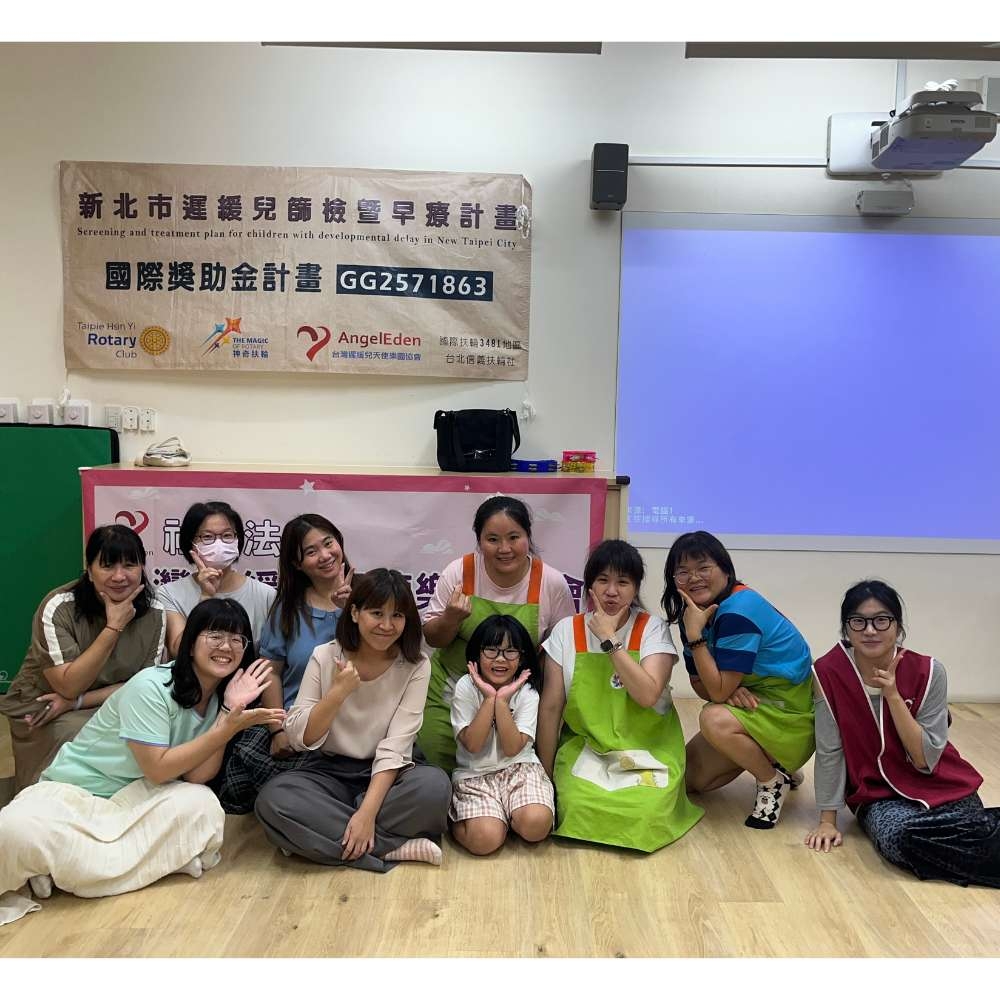 新北市遲緩兒篩檢暨早療計畫-個案研討實務 【實務交流,促進早療合作】新北市遲緩兒篩檢暨早療計畫於7月11日,在三重碧城非營利幼兒園辦理個案研討實務課程。研討會特別配合園所放學時間,於傍晚5點15分展開,現場由專業人員共同討論實際個案,針對孩子的發展需求進行深入交流。會中互動熱絡,與會人員也提出實務經驗與建議,彼此激盪出具體可行的支持策略,至晚間8點15分圓滿結束。透過此次實務研討,強化跨領域合作,為遲緩兒提供更即時有效的協助。