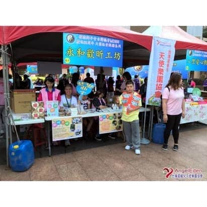 02學員在攤位努力宣傳商品.jpg
