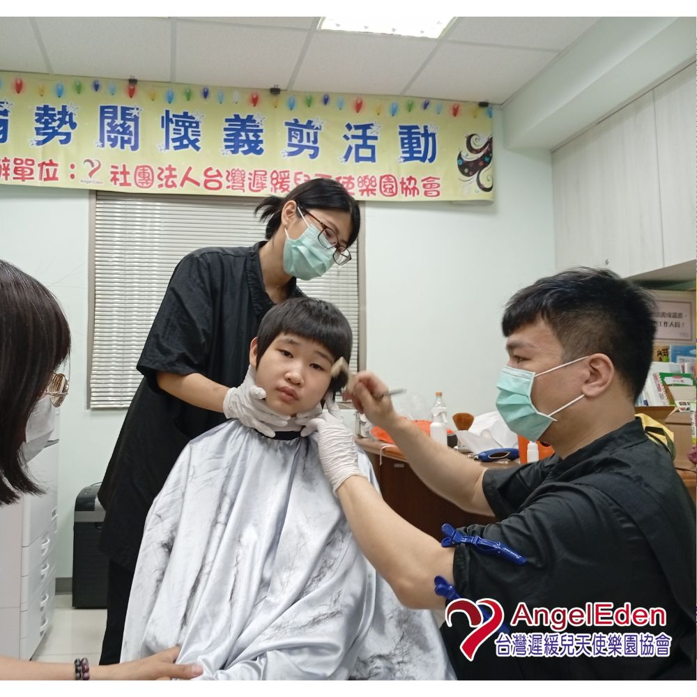 天使樂園協會5/11舉辦今年第二次義剪活動，特別感謝設計師單柏瑞、黃心瑜、林宣伶的熱情協助。本次共有8位學員參加剪髮，設計師們以專業與耐心，為每位學員打造清爽造型，帶來舒適與自信的轉變。義剪不僅是外表整理的服務，更是關懷與尊重的展現，讓學員們在輕鬆溫馨的氣氛中，感受社區的支持與溫暖。
