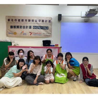 【實務交流，促進早療合作】新北市遲緩兒篩檢暨早療計畫於7月11日，在三重碧城非營利幼兒園辦理個案研討實務課程。研討會特別配合園所放學時間，於傍晚5點15分展開，現場由專業人員共同討論實際個案，針對孩子的發展需求進行深入交流。會中互動熱絡，與會人員也提出實務經驗與建議，彼此激盪出具體可行的支持策略，至晚間8點15分圓滿結束。透過此次實務研討，強化跨領域合作，為遲緩兒提供更即時有效的協助。